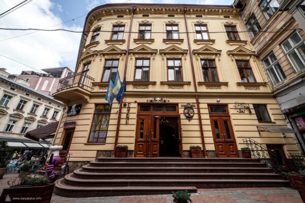 Готель "Крива Липа"